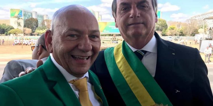 Bolsonaro recebe dono da Havan, Luciano Hang, com abraço