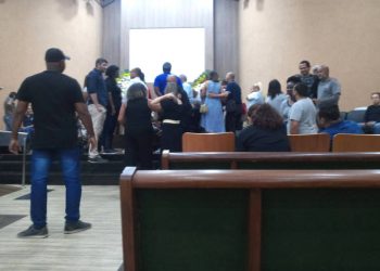 Velório de Guilherme de Pádua tem discurso de viúva e choro de ex presidiários