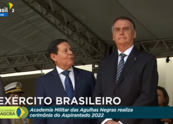 Abatido, Bolsonaro sai da toca e ignora Mourão em solenidade militar