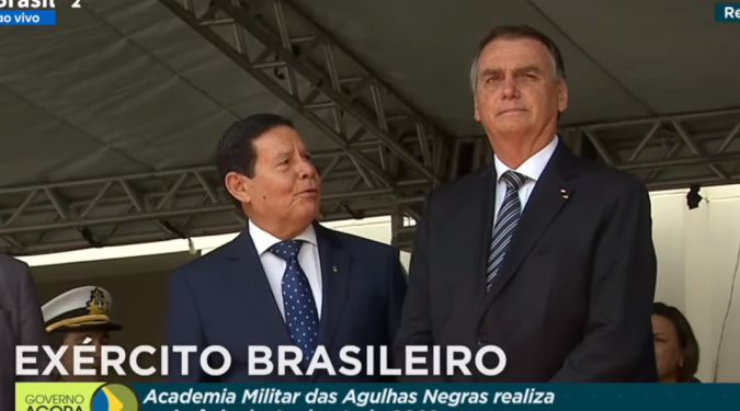 Abatido, Bolsonaro sai da toca e ignora Mourão em solenidade militar