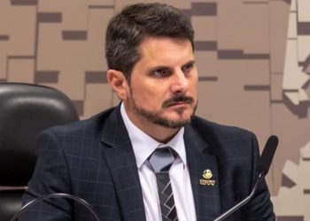 Vergonha capixaba – Senador Marcos do Val reclama de salário de R$ 33,7 mil e mostra conta no negativo