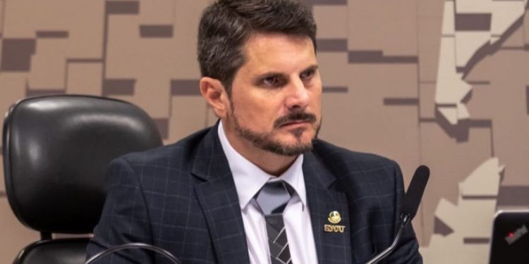 Vergonha capixaba – Senador Marcos do Val reclama de salário de R$ 33,7 mil e mostra conta no negativo