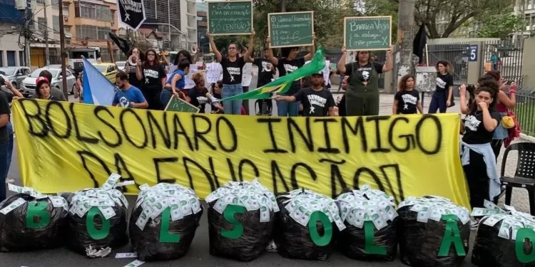 Maldade – Bolsonaro bloqueia R$ 1,68 bilhão do Ministério da Educação e inviabiliza universidades e institutos federais
