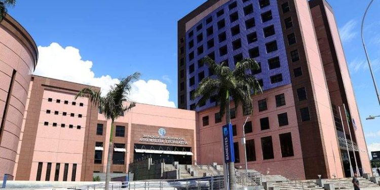 Assembleia aprova benefício da meia-entrada para professores do ES