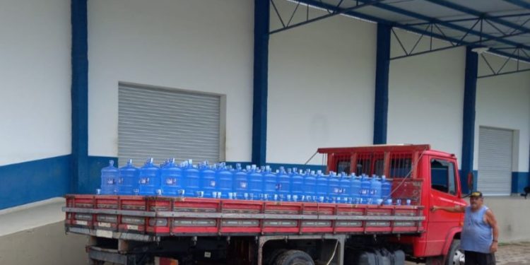 Solidariedade – Água Mineral Açaí doa um caminhão de água mineral para Vila Pavão