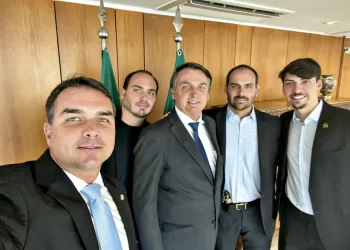 O filho de Bolsonaro que mais chora com a derrota do pai