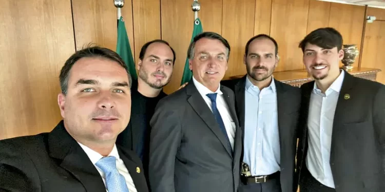 O filho de Bolsonaro que mais chora com a derrota do pai