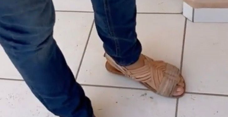 REFLEXÃO Pai faz jovem ir à escola de sandálias por zombar de colega com tênis pirata