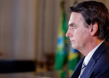 Bolsonaro articula para criar cargo de senador vitalício para ex-presidente