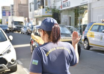 AGENTES DE TRÂNSITO NAS RUAS PARA ORIENTAR SOBRE AS MUDANÇAS E SINALIZAÇÃO EM SÃO MATEUS