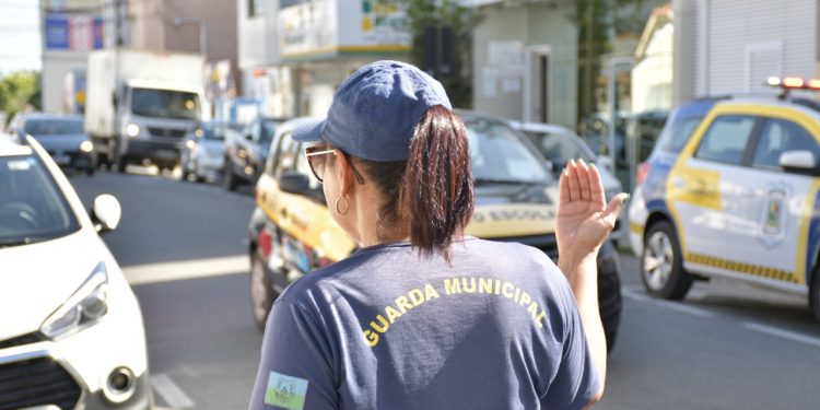 AGENTES DE TRÂNSITO NAS RUAS PARA ORIENTAR SOBRE AS MUDANÇAS E SINALIZAÇÃO EM SÃO MATEUS