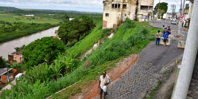 RISCO DE DESABAMENTO NA AVENIDA CRICARÉ: 48 CASAS INTERDITADAS