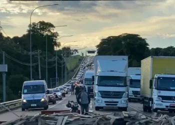 Terroristas Bolsonaristas com ato golpista bloqueiam acesso a Viracopos e polícia usa escavadeira para remover barricada
