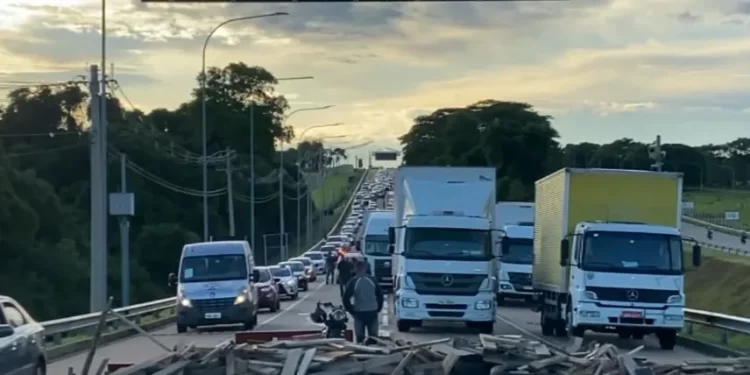 Terroristas Bolsonaristas com ato golpista bloqueiam acesso a Viracopos e polícia usa escavadeira para remover barricada