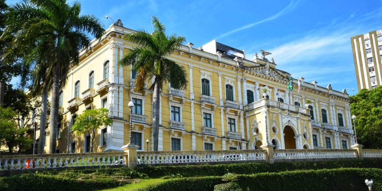 Governador Casagrande garante abono para servidores do estado, valor ainda será definido