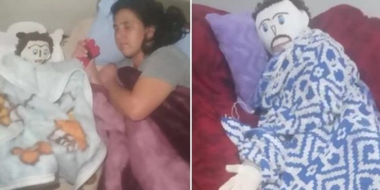 Boneco de pano casado com brasileira dorme em sofá após suspeita de traição