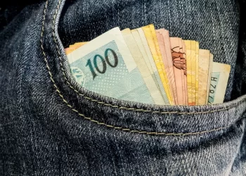 Funcionária é presa por furtar mais de R$ 300 mil em dinheiro vivo de detentos em SC