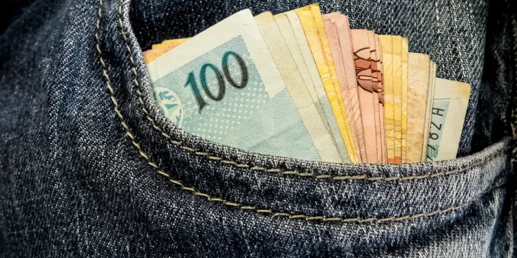 Funcionária é presa por furtar mais de R$ 300 mil em dinheiro vivo de detentos em SC