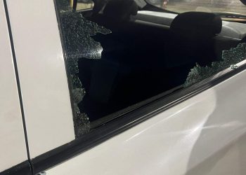 Motorista de aplicativo tem carro alvejado quando saía da academia