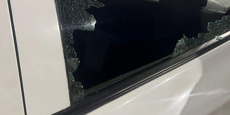 Motorista de aplicativo tem carro alvejado quando saía da academia