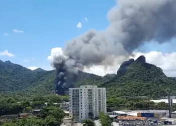 Incêndio atinge área dos Estúdios Globo, no Rio de Janeiro