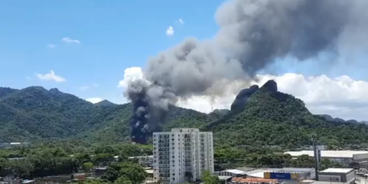 Incêndio atinge área dos Estúdios Globo, no Rio de Janeiro