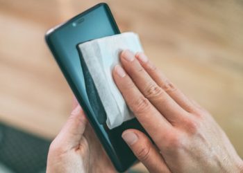 Saiba quantas vezes limpar o celular para evitar vírus e bactérias