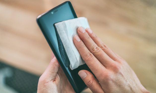 Saiba quantas vezes limpar o celular para evitar vírus e bactérias
