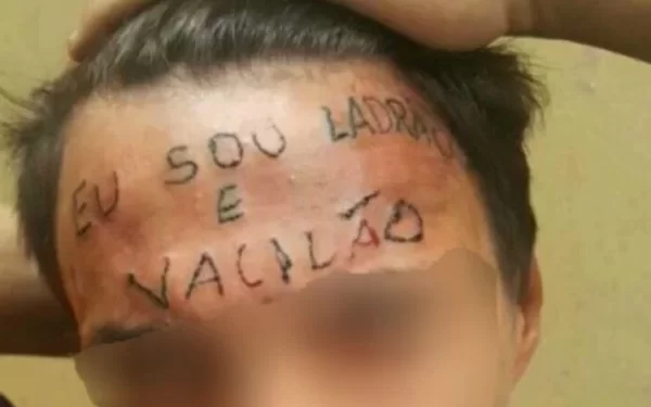 “Sou ladrão e vacilão”: jovem que teve testa tatuada é preso por furto