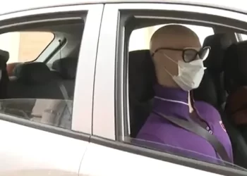 Baiana coloca casal de bonecos dentro de carro para se sentir segura contra assaltos