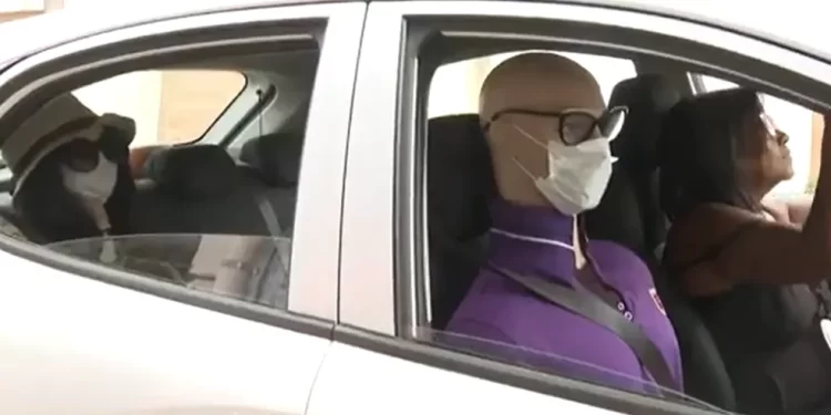Baiana coloca casal de bonecos dentro de carro para se sentir segura contra assaltos