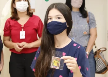 Copa do Mundo: menina encontra figurinha rara do Neymar e faz doação a hospital no interior de SP