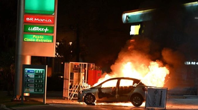Terror em Brasília – Carros e ônibus incendiados, botijões de gás, ataque a delegacia e sede da PF: como foram os atos de bolsonaristas radicais em Brasília