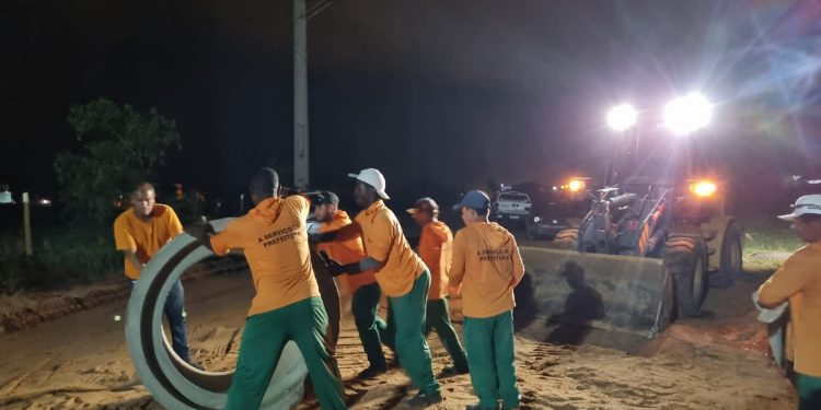 OPERAÇÃO RECONSTRUÇÃO: EM PARCERIA COM GOVERNADOR CASAGRANDE, DANIEL SANTANA MONTA OPERAÇÃO DE GUERRA E TRABALHOS VARAM A MADRUGADA