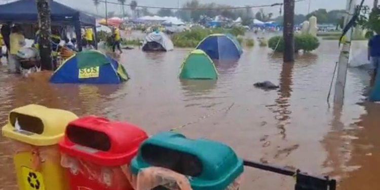 RAIO ATINGE ACAMPAMENTO GOLPISTA DE BOLSONARISTAS E 4 PESSOAS FICAM FERIDAS