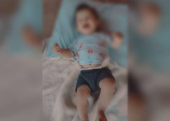 Bebê se esconde embaixo de caminhão e morre atropelado