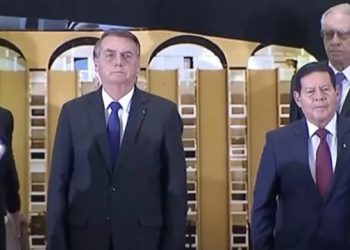 Ainda abatido, Bolsonaro participa em silêncio de segunda cerimônia militar em menos de uma semana