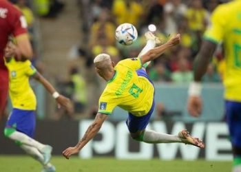 Voleio de Richarlison ganha prêmio de gol mais bonito da Copa do Mundo do Catar