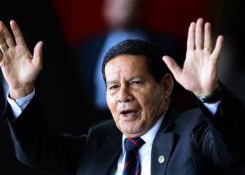 Mourão descarta intervenção e diz que Lula tomará posse: “Foi eleito”