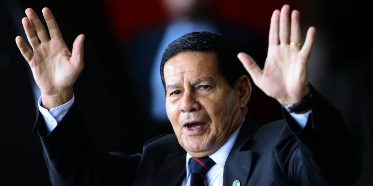 Mourão descarta intervenção e diz que Lula tomará posse: “Foi eleito”