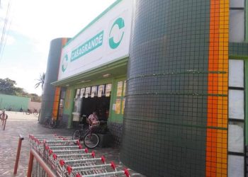 Clientes do Supermercado da Rede Casagrande Unidade de Conceição da Barra, Norte do ES, reclamam da estrutura e do calor insuportável dentro da unidade 