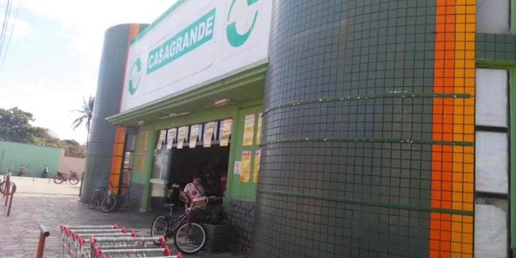 Clientes do Supermercado da Rede Casagrande Unidade de Conceição da Barra, Norte do ES, reclamam da estrutura e do calor insuportável dentro da unidade 
