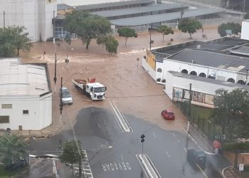 Instituto emite alerta de perigo para tempestade e ventos de até 100 km/h no ES. 