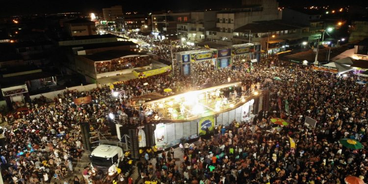 Folia nos blocos: confira dicas para proteger cartão e celular de golpes no Carnaval