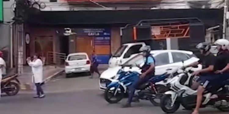Protesto de tecnicos de enfermagem interdita Ponte Florentino Avidos em Colatina 