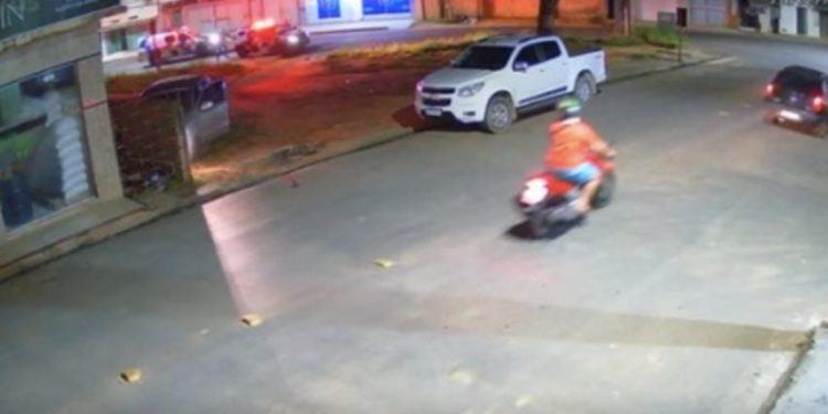 Bandidos com carro roubado atacam PM com tiros em São Gabriel da Palha; veja vídeo