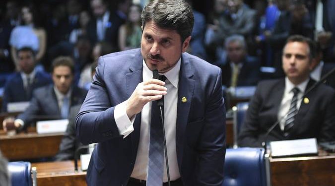 Urgente: Senador do ES anuncia renúncia do mandato