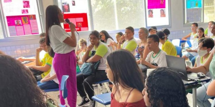 Projeto leva para escolas informações sobre violência contra a mulher