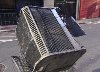 Ladrão usa carrinho de supermercado para fugir com aparelho furtado e é preso na rua