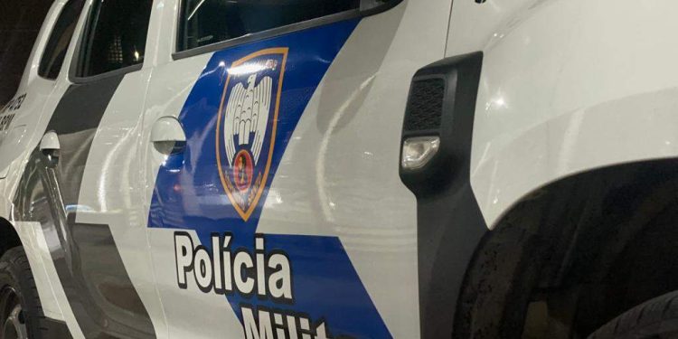 Policial penal de folga flagra assalto a farmácia e acaba baleado em Vila Velha